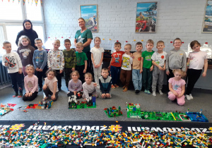 „Krasnoludki” pozują do wspólnego zdjęcia z panią Magdą i panią Anią.