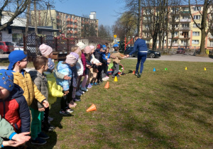 Przedszkolaki witają się z trenerem.