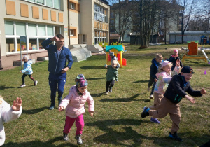 Pan trener robi dzieciom rozgrzewkę.