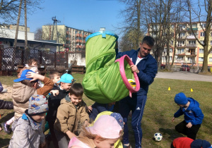 Pan Damian wysypuje piłki z worka.