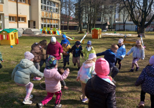 Dzieci uciekają przed wężem z liny.