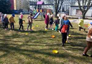 Krasnoludki chodzą po sznurze.