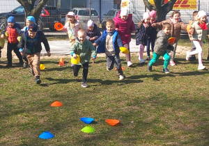 Przedszkolaki biegną po krążki.
