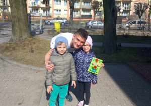 Zuzia i Nikodem podziękowali trenerowi za zajęcia sportowe.