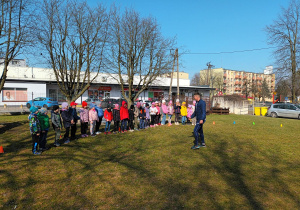 Pan Damian wita dzieci określa zasady opowieści ruchowej Piraci.
