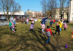 Piraci - dzieci płyną po wodach oceanu.