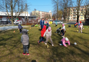 Na bezludnej wyspie piraci zebrały kokosy - piłki.