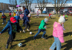 Zły pirat Damian stara się zabrać kokosa - piłkę małym piratom.