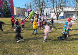 Piraci uciekają z kokosem - piłką przed krokodylem (workiem).