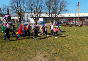 Zabawa z liną - wężem elektrycznym.