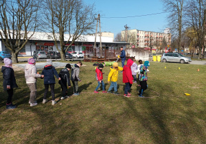 Dzieci - piraci przechodzą noga za nogą po linie.