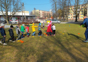 Piraci starają się nie spaść z liny mimo ataku krążków - owoców.