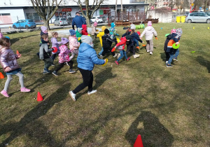 Zbieranie owoców - krążków przez piratów.