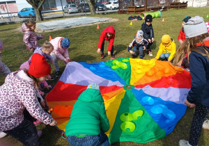 Układanie według kolorów na chuście zebranych owoców - krążków.