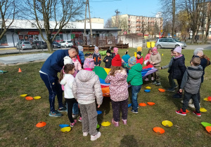 Pirat Damian sprawdza czy wszystkie owoce się zmieliły - wypadły poza chustę.