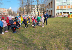 Misiaczki odgadują owocowe zagadki i odkładają krążki.