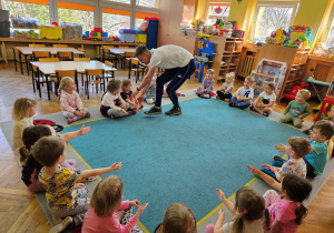 Pan Damian wita się z dziećmi z grupy "Biedronki"