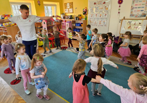 Dzieci naśladują ptaszki w zabawie ruchowej