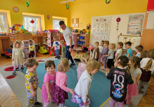 Dzieci naśladują pingwina w zabawie ruchowej