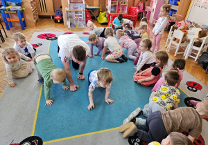 Dzieci naśladują kotki w zabawie ruchowej