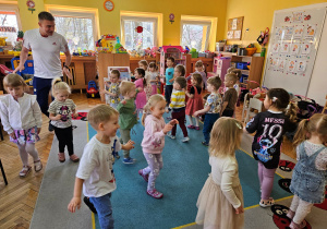 Dzieci naśladują osy w zabawie ruchowej