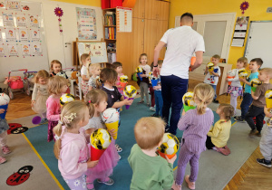 Dzieci próbują nie upuścić piłek z rożków