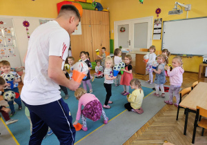 Dzieci trzymają piłki w rożkach