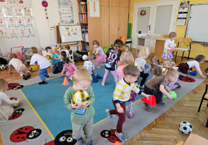 Dzieci łapią piłki