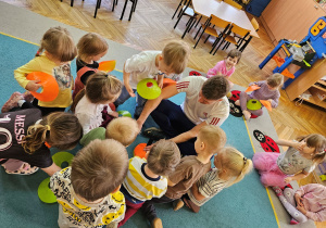 Przedszkolaki układają owocowe lody z krążków