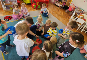 Dzieci konstruują owocowe lody z krążków