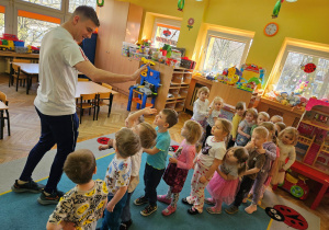 Pan Damian żegna się z dziećmi z grupy "Biedronek"