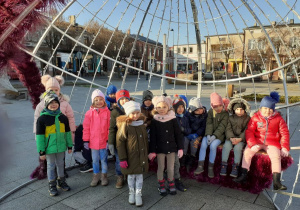 Grupa Słoneczek podczas akcji wspólnego ubierania choinki.