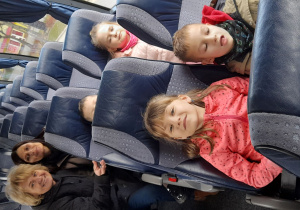 Misiaczki wyruszają w drogę na wycieczkę.