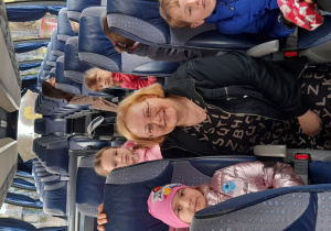 Dzieci w drodze do Łodzi.