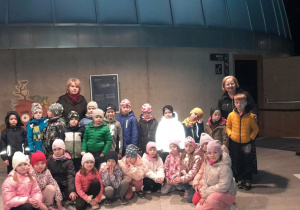 Przedszkolaki przed wejściem do Planetarium.