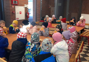 Dzieci z apetytem jedzą drobny posiłek, nabierając sił na dalsze atrakcje.