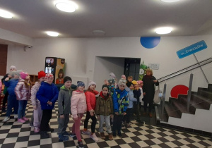 Misiaczki udają się do wejścia na Ulicę Żywiołów.