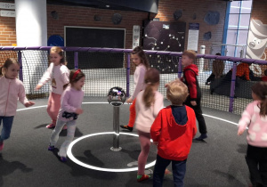 Dzieci biegają wokół kuli, a urządzenie rejestruje, jak szybko się poruszają.