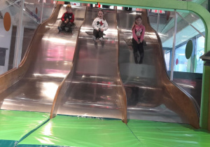 Anastazja, Michalina i Antek dzielnie pokonują zjeżdżalnię.