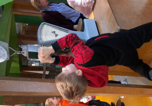 Antek sprawdza swoją wagę, wisząc na linie podłączonej do interaktywnej wagi.