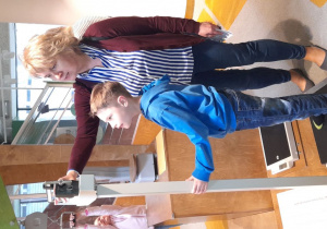 Pani Renata pomaga Wojtkowi się zważyć.