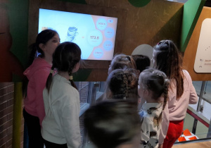 Dziewczynki sprawdzają, ile razem ważą.