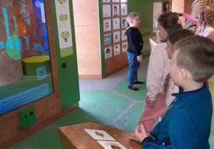 26.Dzieci z zaciekawieniem obserwują na ekranie obraz przetworzony tak, jak widzą go różne zwierzęta.