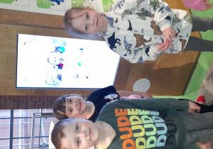 Oliwia, Łucja i Franek oglądają efekt swojej aktywności po drugiej stronie instalacji - wcześniej wykonane zdjęcia.