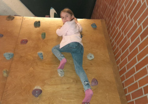 Ada wchodzi na ściankę wspinaczkową.