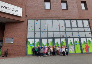 Dzieci pozują przed „Ulicą Żywiołów” w EC1 Łódź – Miasto Kultury.