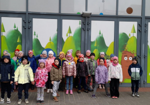 Przedszkolaki pełne wrażeń po udanych zabawach.