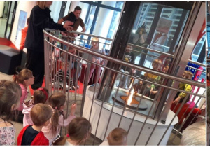 Przedszkolaki obserwują pokaz ognia – na zdjęciach widać, jak zachowuje się płomień w bezpiecznych warunkach.