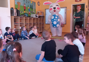 Zając Wielkanocny i pani Agnieszka witają dzieci.