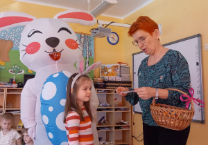 Pani Agnieszka czyta zagadkę dla Ali.